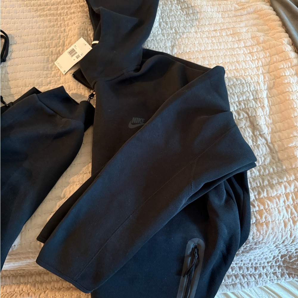 Nike Tech Set - Picture 2 of 3